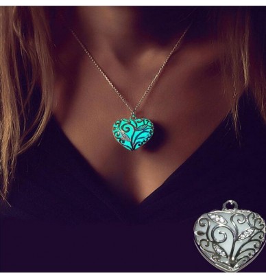 Collier photoluminescent avec cœur lumineux