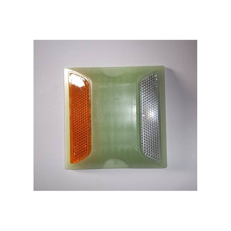 Plot routier photoluminescent et rétroréfléchissant