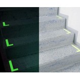 Marqueurs photoluminescents en L pour marches d'escaliers.